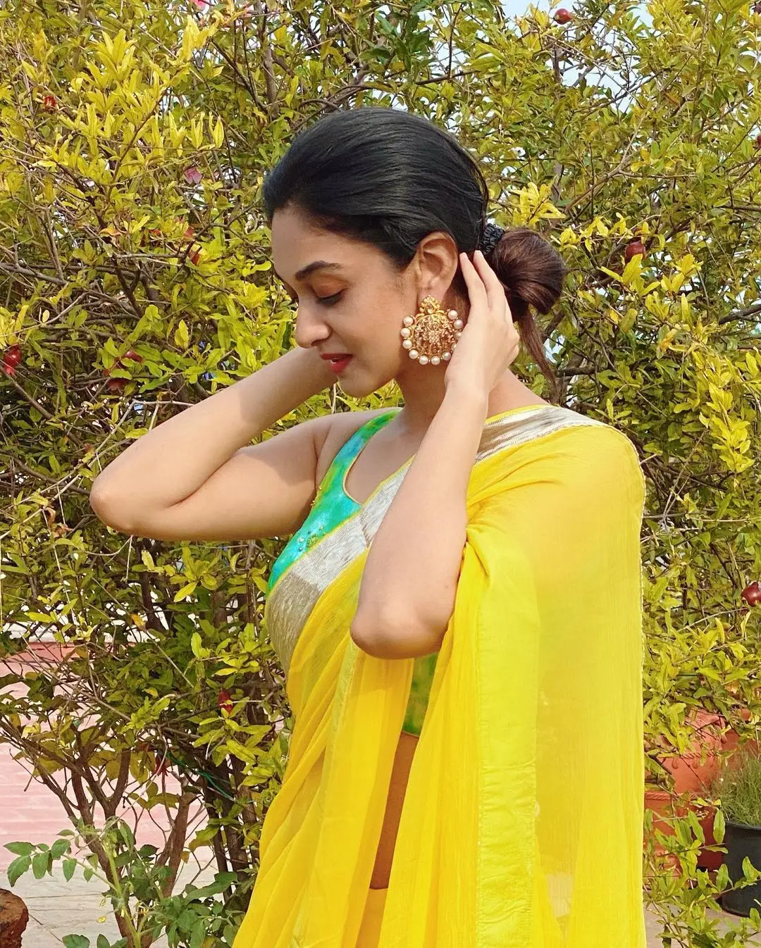indian girl aishwarya arjun in traditional yellow saree sleeveless green blouse